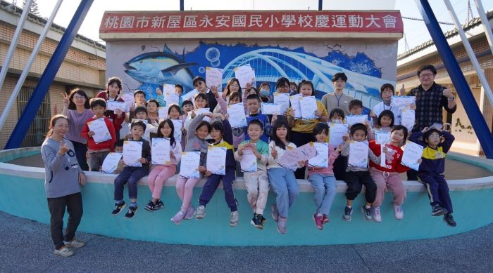 《圖說》三天營隊圓滿落幕，全體師生與學童合影留念。〈龍華科大提供〉 