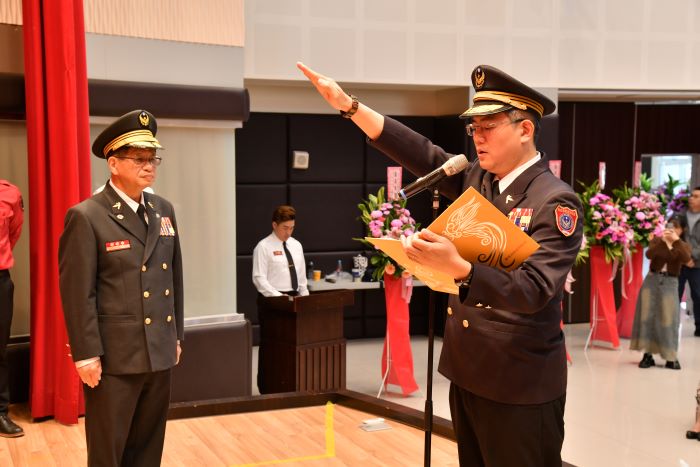 《圖說》第一救災救護大隊大隊長蕭柏桓進行宣誓。〈消防局提供〉