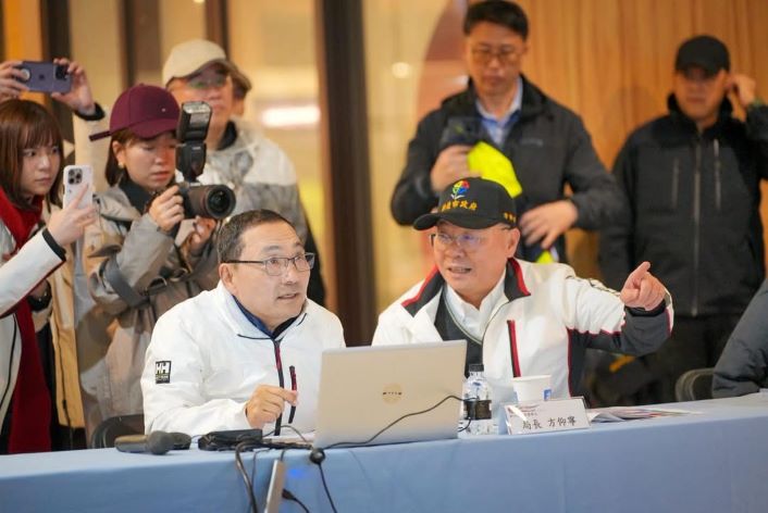 《圖說》侯友宜市長聽取警察局長方仰寧勤務簡報。〈警察局提供〉