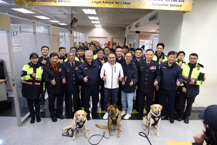 《圖說》侯友宜市長與執行「1314淡水跨年河岸煙火」安全維護勤務員警合影。〈警察局提供〉