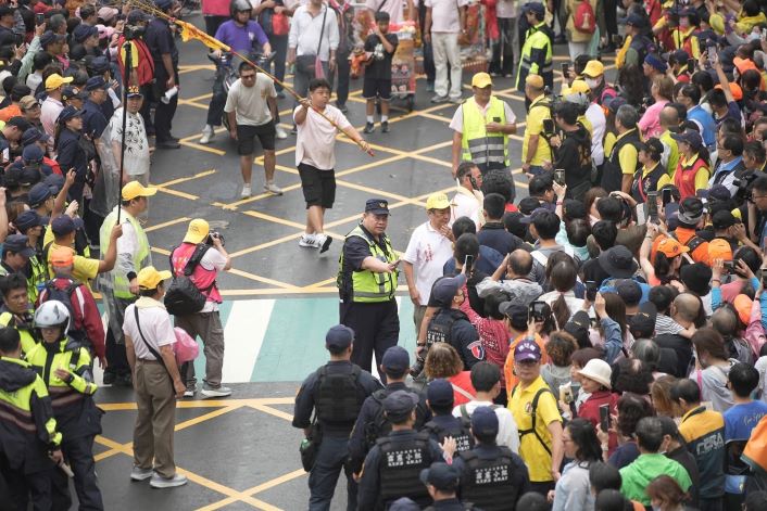 《圖說》新北警執行白沙屯拱天宮媽祖贊境勤務。〈警察局提供〉