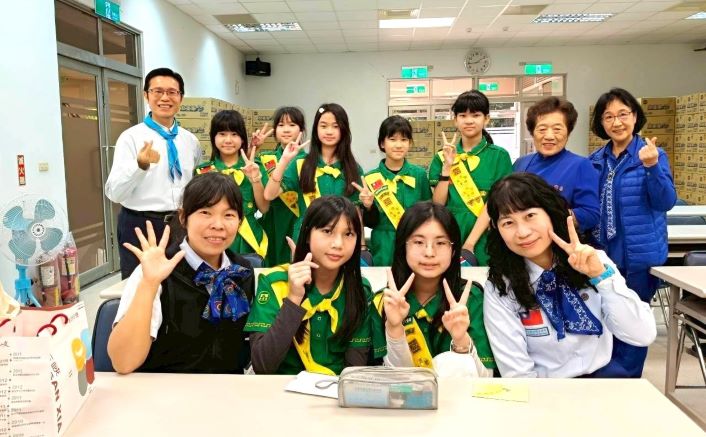 《圖說》思賢國小劉旆綺同學(後排左4位)參加臺韓女童軍團國際交流活動。〈教育局提供〉