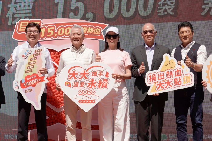 《圖說》「大大攜手讓愛延續捐血家年華」今年目標上看15,000袋，，左一副市長劉和然、右1為活動代言人謝震武。〈社會局提供〉
