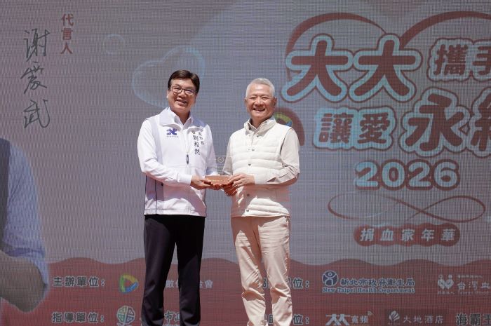 《圖說》新北市副市長劉和然代表侯友宜市長回贈感謝模型車給大大數位基金會董事長戴永輝。〈社會局提供〉