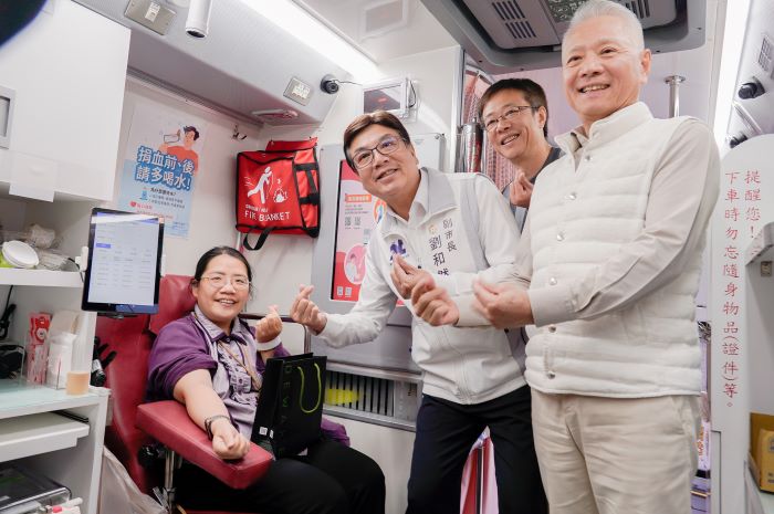 《圖說》副市長劉和然和大大數位基金會董事長戴永輝上捐血車感謝民眾捐贈熱血。〈社會局提供〉