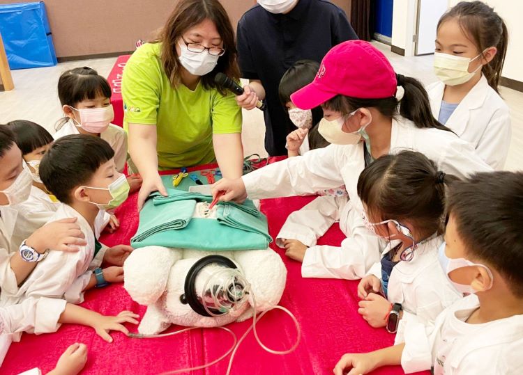 《圖說》「亞洲寵物博物館」透過問答互動與模擬體驗，認識飼主責任與醫療照護知識。〈文化局提供〉