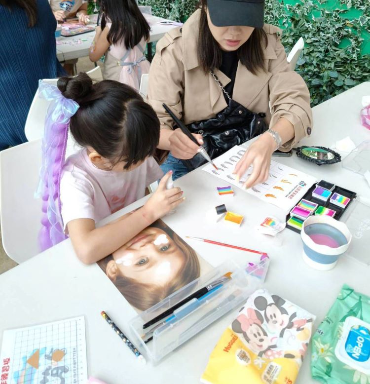 《圖說》「兒童面部彩繪」課程，啵啵老師將帶領孩子探索色彩、體驗臉部彩繪與精緻眉心貼。〈文化局提供〉