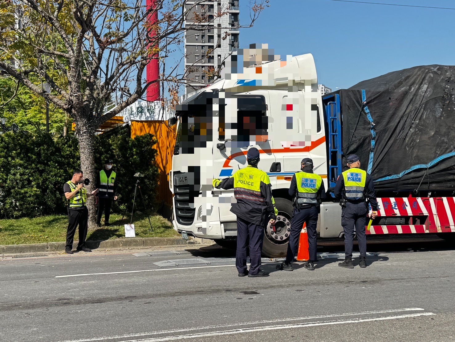 《圖說》中和警今天上午，在環河西路3段與永和路口執行大型車違規取締勤務。〈中和分局提供〉