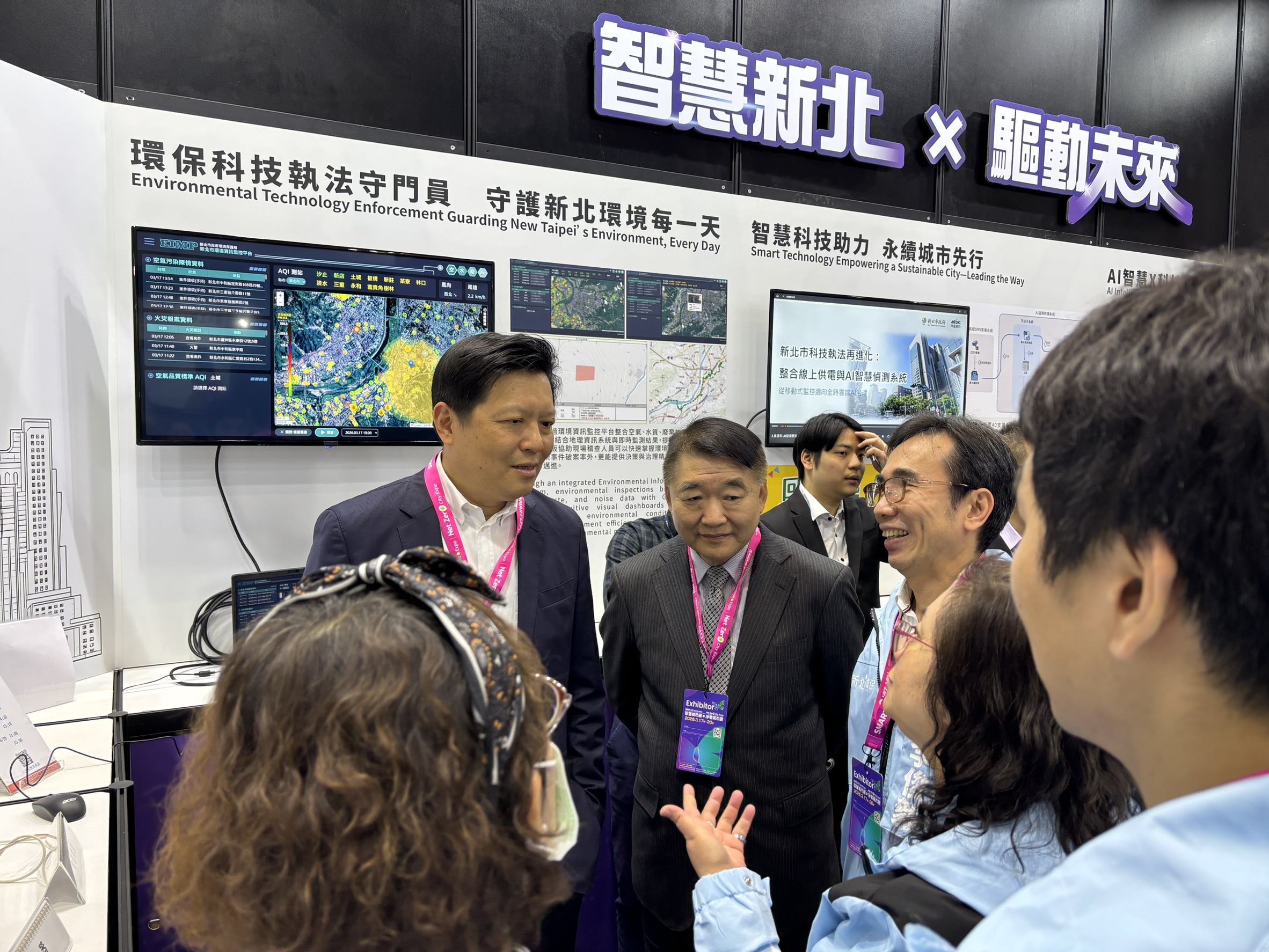 《圖說》朱惕之副市長（左一）與工務局長馮兆麟（左二）參觀2026智慧城市展暨淨零城市展，了解新北市AI智慧城市應用發展的成果。〈工務局提供〉