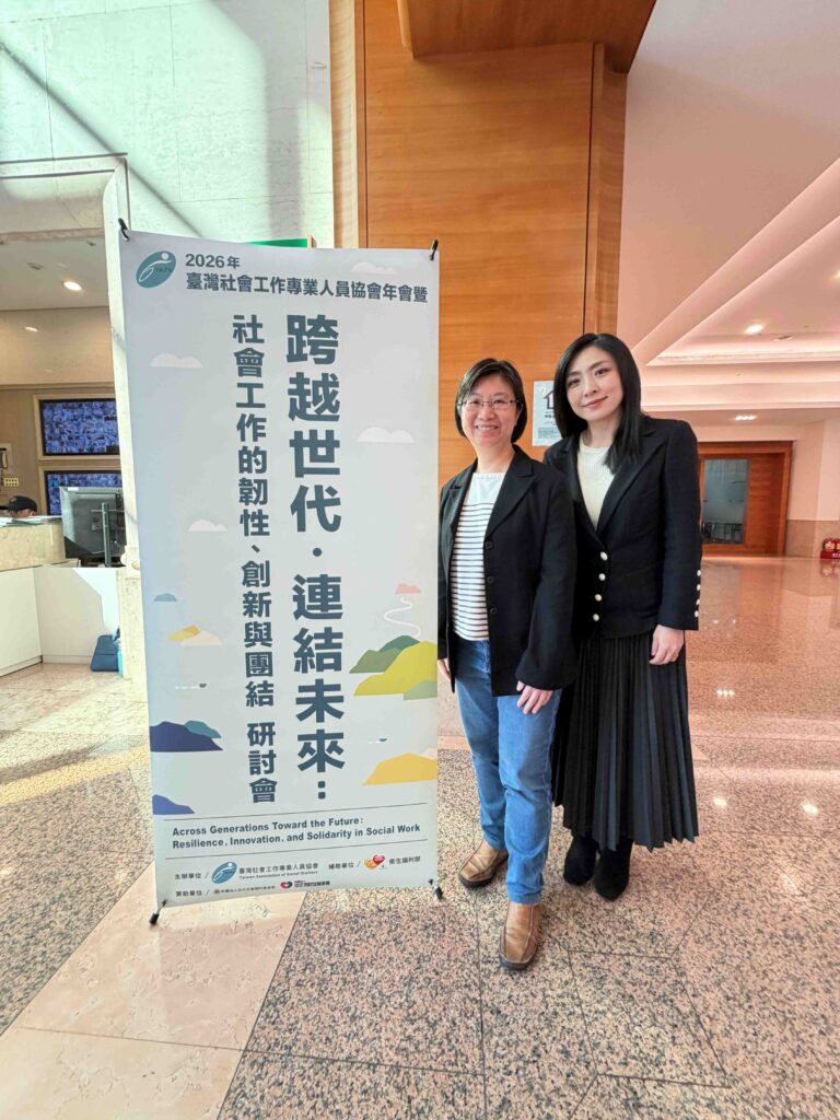 台灣世界展望會陳怡潔左、劉嘉雯右發表展望會連續4年、逾29萬人次的「兒少生活樣態及成長環境檢視調查」如何循證治理應用於弱勢兒少服務。台灣世界展望會提供