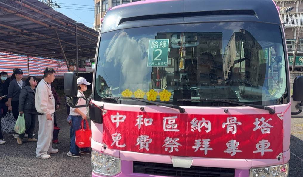 新北市府今年規劃38條清明接駁專車路線，並於59處重要路段實施交通管制