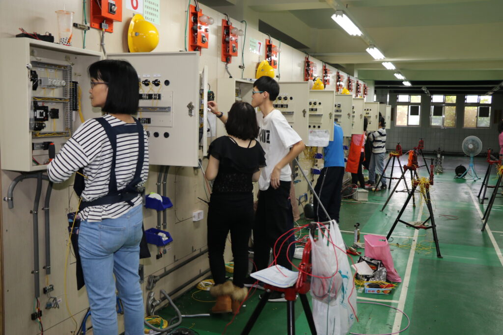 新北市社會局結合勞工局職訓中心，為婦女開辦水電培訓專班，打破性別刻板印象，培養女性專業技術人才