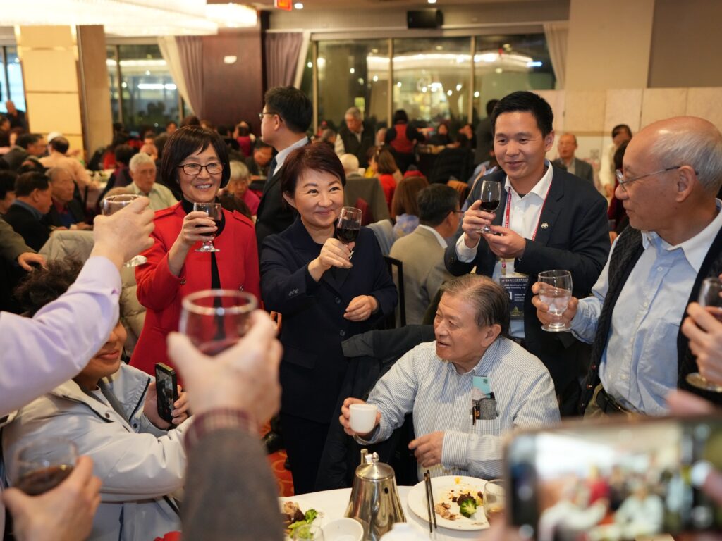 盧市長逐桌向僑團敬酒致意