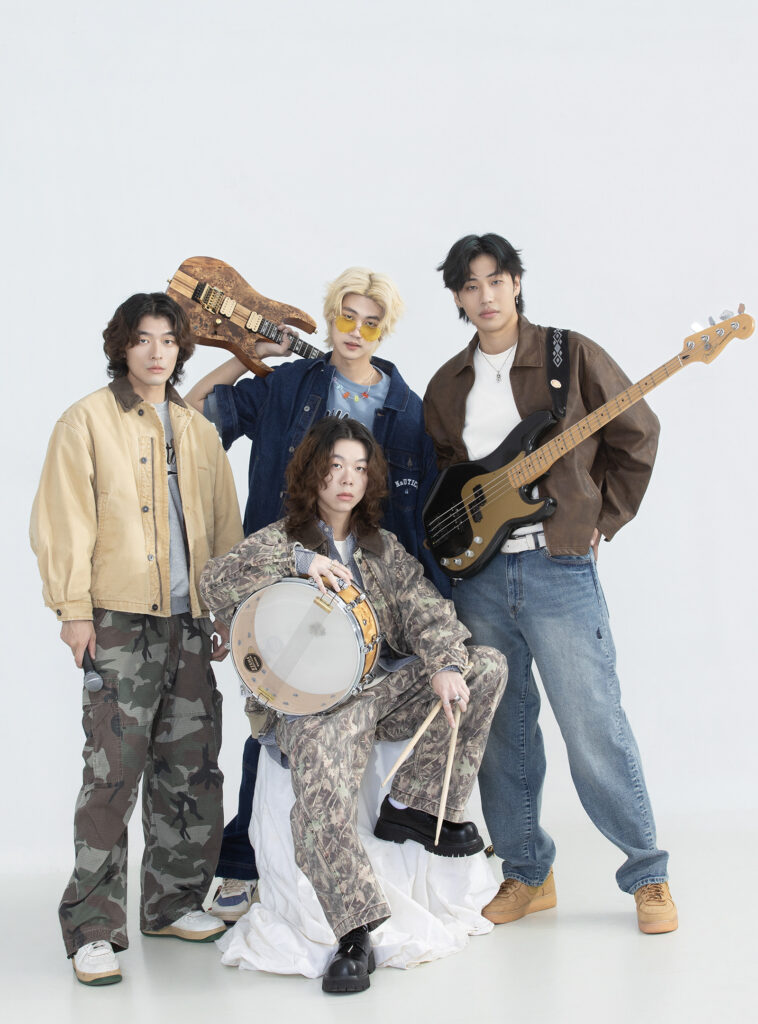 後左起主唱FAMA吉他手小葵貝斯手漢堡前排鼓手大寶