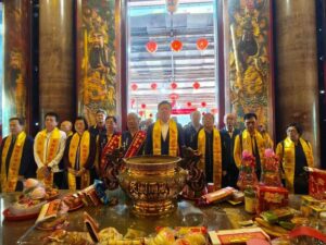 《圖說》副市長朱惕之率領市府團隊與深丘福德宮委員共同參香，祈求新北市民平安順遂。〈民政局提供〉