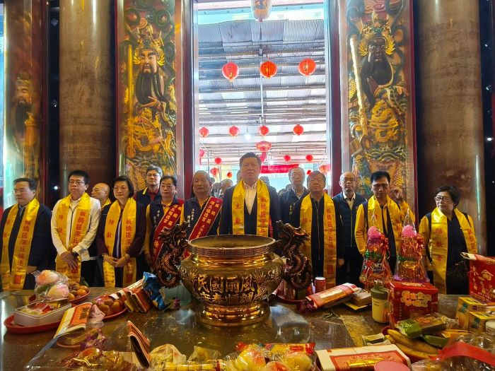 《圖說》副市長朱惕之率領市府團隊與深丘福德宮委員共同參香，祈求新北市民平安順遂。〈民政局提供〉