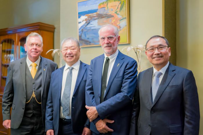 《圖說》新北市長侯友宜〈右起〉、澳洲新南威爾斯州議會議長 Greg Piper、新北市議長蔣根煌、新南威爾斯州議會友台小組主席Anthony Roberts,於新南威爾斯州議會會面交流。〈新聞局提供〉