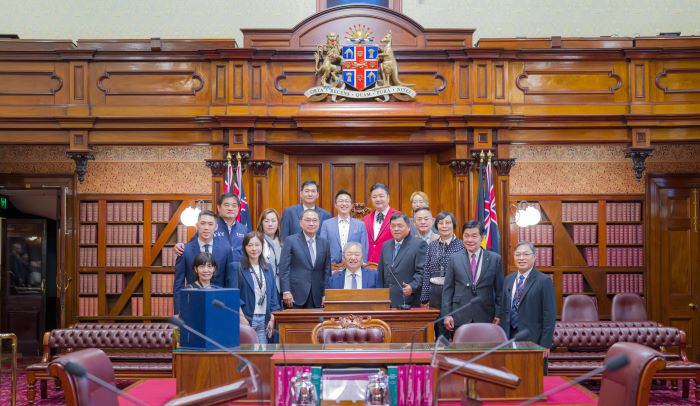《圖說》新北市府會團隊參訪澳洲新南威爾斯州議會合影,中坐者議長蔣根煌。〈新聞局提供〉
