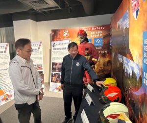 《圖說》消防局長陳崇岳〈右〉陪同蔡孟裕署長參觀ERCA。〈消防局提供〉