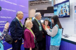 《圖說》全國首創的「新北市建築執照AI輔助審查」，在智慧城市展受到外賓關注接連提問，市府專業同仁以流利英文解說導覽，現場氣氛熱絡，獲得外賓一致好評與高度興趣。〈工務局提供〉