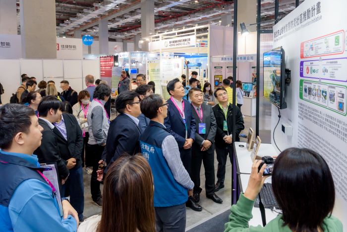 《圖說》「新北市山坡地智慧防災社區計畫」運用AI技術結合裂縫尺與水平氣泡儀,即時掌握異常徵兆,政府能及早防範降低災害風險,副市長朱惕之(右三)與工務局長馮兆麟(右二)特地到訪了解推動成果。〈工務局提供〉