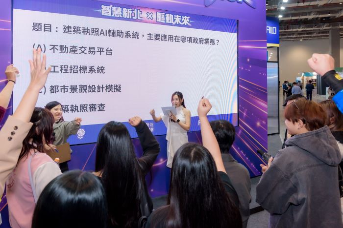 《圖說》新北市政府整合智慧建築管理與永續城市環境規劃8個主題展區,吸引大批人潮駐足參觀,現場安排有獎徵答、打卡分享活動,民眾熱烈參與。〈工務局提供〉