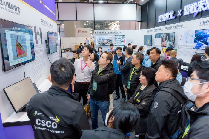 《圖說》新北市政府受邀參加「2026智慧城市展暨淨零城市展」,吸引大批參觀者與多國外賓觀展交流,甚至主動邀請新北市府團隊到國外參展,凸顯新北智慧治理的國際影響力。〈工務局提供〉
