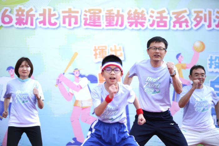 《圖說》教育局長張明文與民安國小的孩子一起跳健身操、動健康。〈教育局提供〉