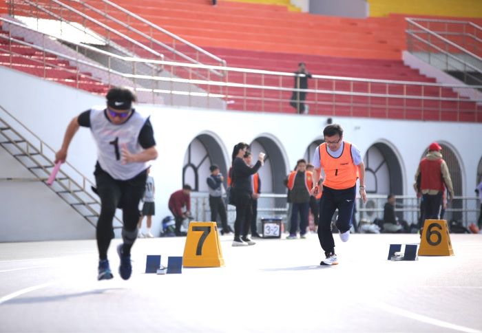 《圖說》教育局長張明文與選手擊掌加油打氣。〈教育局提供〉