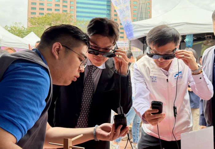 《圖說》體驗AI專區銘傳大學AR、VR 科技結合攀樹跟水域活動，讓學生不用到戶外，也能身歷其境。〈教育局提供〉