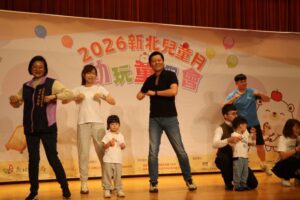 《圖說》副市長朱惕之與社會局長李美珍(左1)和小朋友一起跳大會操。〈社會局提供〉