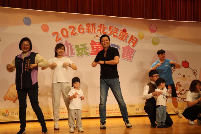 130公托串聯63親子館 新北兒童月動玩童趣會熱鬧開跑 39 《圖說》副市長朱惕之與社會局長李美珍(左1)和小朋友一起跳大會操。〈社會局提供〉