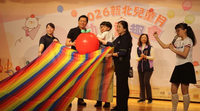 130公托串聯63親子館 新北兒童月動玩童趣會熱鬧開跑 40 《圖說》新北副市長朱惕之與中華民國學前教育發展協會創會理事長羅秀麗(右3)一起將熊果球放下滑溜布,為兒童月揭開序幕。〈社會局提供〉