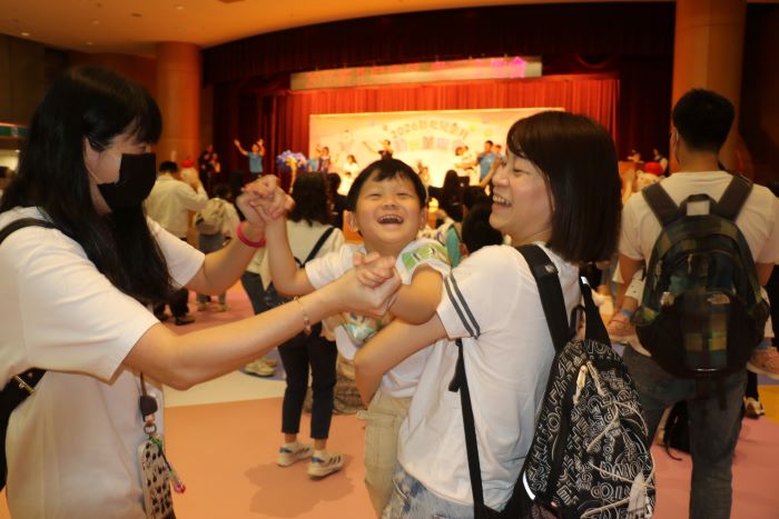 《圖說》家長帶著幼兒參加活動相當開心。〈社會局提供〉