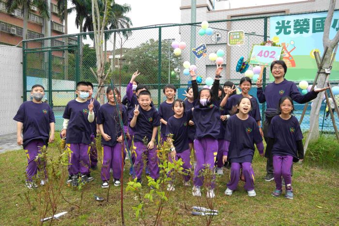 光榮國小50週年校慶植 駐台使節攜手種下永續希望 29 《圖說》光榮國小藉由50周年校慶參與植樹,透過師生親手種植,讓永續與保育觀念從小扎根,形塑人與自然共存的學習場域。〈農業局提供〉