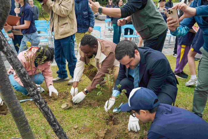 光榮國小50週年校慶植 駐台使節攜手種下永續希望 30 《圖說》活動邀請聖克里斯多福及尼維斯大使Donya Lynex Francis及匈牙利貿易辦事處副代表Zsolt Wagner共同參與,與師生攜手種下樹苗,為校園注入永續發展的新契機。〈農業局提供〉
