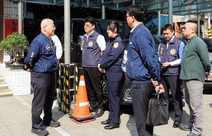 《圖說》市警局長方仰寧與永和分局長蔣叔君等同仁交換意見。〈永和分局提供〉