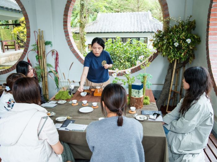 《圖說》現場更直接復刻坪林人的日常茶桌,讓在地專業的茶青茶農輪番上陣親自帶你體驗如何泡茶、品茶。〈文化局提供〉