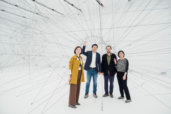 《圖說》新北市美術館今日舉行國際特展《共織宇宙》開幕儀式，副市長朱惕之（左二）與國際知名藝術家托馬斯．薩拉切諾（Tomás Saraceno）（右二）、文化局長張䕒育（左一）共同出席，為展覽揭開序幕。〈文化局提供〉