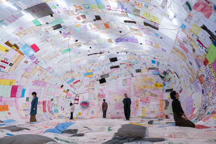 《圖說》展覽中呈現多件代表性創作,包括以回收塑膠袋製成、僅依靠太陽熱能升空的〈太陽能飛行博物館〉。〈文化局提供〉