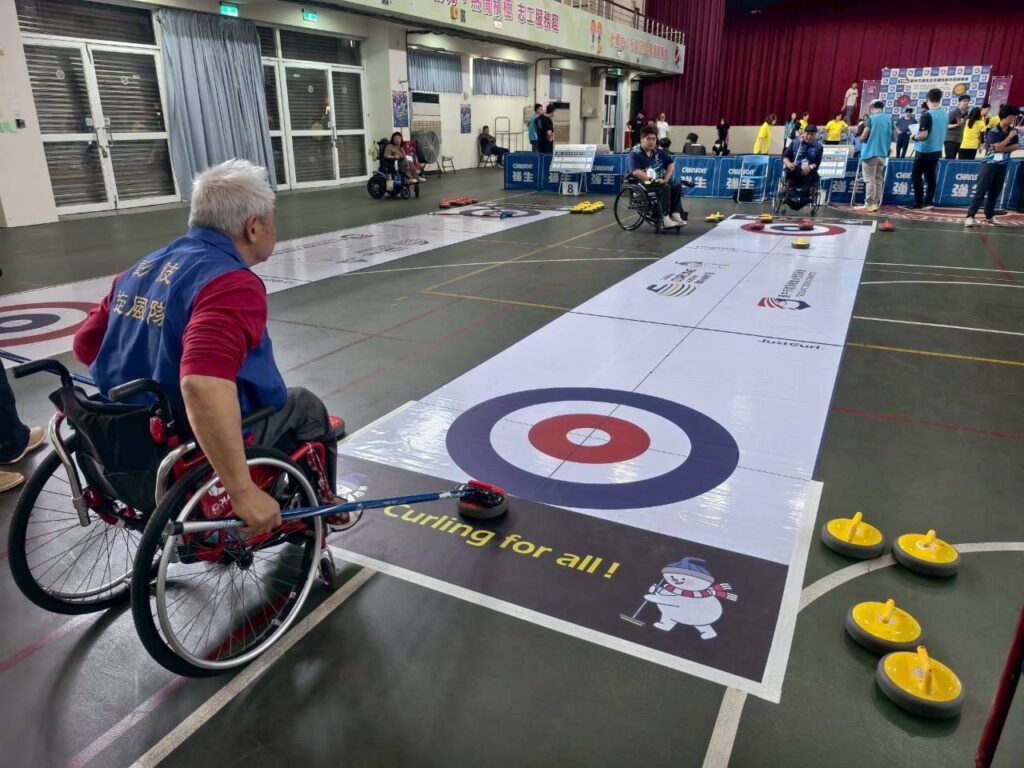 台中首屆議長盃冰壺賽 「冰上西洋棋」掀跨世代體壇熱潮 13 賽事設有 樂齡及帕拉組 落實運動平權與共融理念