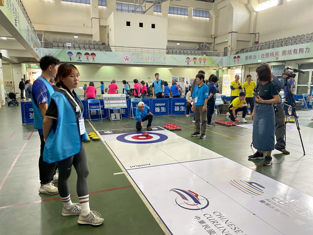 台中首屆議長盃冰壺賽 「冰上西洋棋」掀跨世代體壇熱潮 14 07高齡80依然活躍