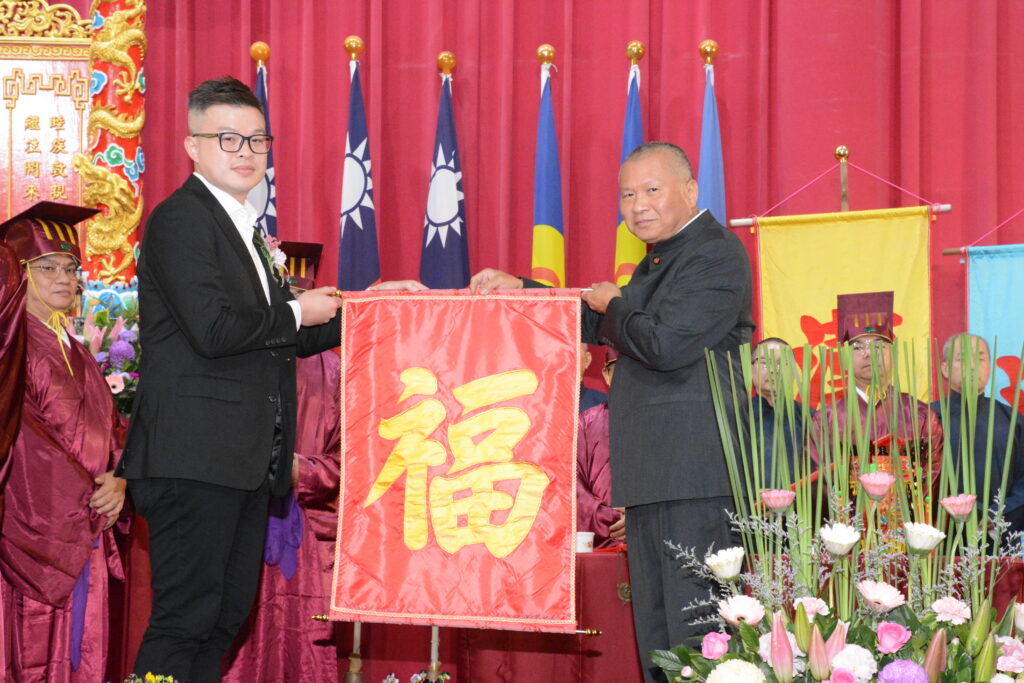 中華民族海內外同胞聯合祭祖大典 明制古禮展現中華文化底蘊 6 天帝教樞機使者邱文燦主持賜福禮 右 天帝教代表沈德享先生 左 受福