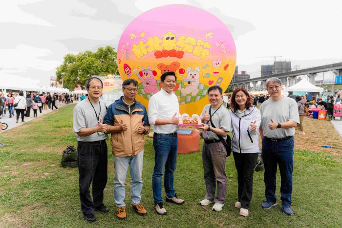 《圖說》新北市副市長朱惕之〈左三 〉、高灘處長黃裕斌〈右三〉出席2026新北春紛節開幕首日活動。〈高灘處提供〉