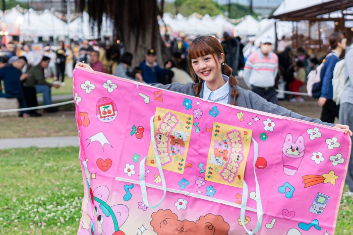 《圖說》人氣插畫藝術家「卡肉老ㄙ」親至現場參與開幕活動。〈高灘處提供〉