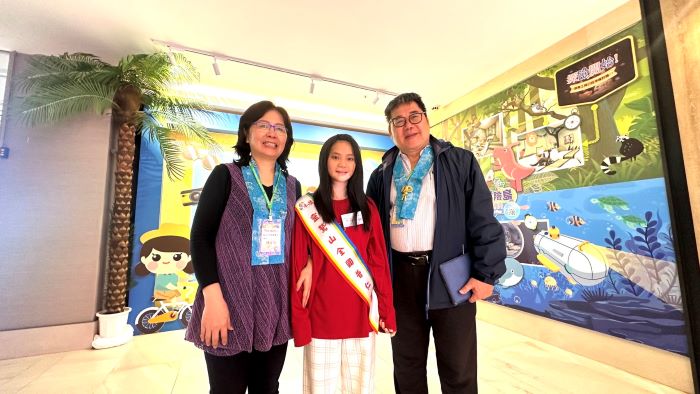 《圖說》桃園市百吉國小林菡萱,與校長王連進、導師陳春美分享得獎喜悅。(靈鷲山佛教教團提供)