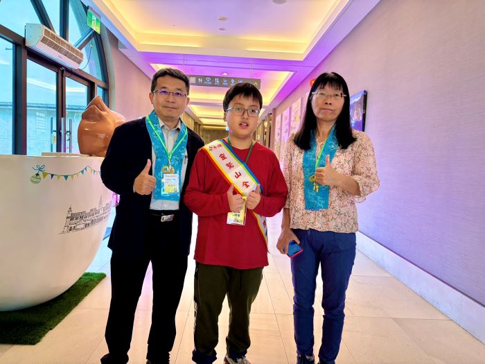 《圖說》台南市宅港國小的周君憲,與校長林維智、教導主任陳美惠合影。(靈鷲山佛教教團提供)