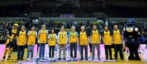 《圖說》新北中信特攻今日於新莊體育場主場迎戰新竹御嵿攻城獅,警政署長張榮興為賽事開球,左起;中信特攻吉祥物、刑事局預防科長莊明雄、台灣人壽林士淳法遵長、中信金控湯偉祥法遵長、中信特攻楊淑惠領隊、中信育樂陳國恩董事長、警政署長張榮興、新北市警察局長方仰寧、刑事局長邱紹洲、新莊分局長陳保緒、新北刑事大隊長黃國師及警政署吉祥物。〈中信特攻籃球隊提供〉