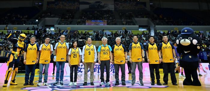 《圖說》新北中信特攻今日於新莊體育場主場迎戰新竹御嵿攻城獅，警政署長張榮興為賽事開球，左起；中信特攻吉祥物、刑事局預防科長莊明雄、台灣人壽林士淳法遵長、中信金控湯偉祥法遵長、中信特攻楊淑惠領隊、中信育樂陳國恩董事長、警政署長張榮興、新北市警察局長方仰寧、刑事局長邱紹洲、新莊分局長陳保緒、新北刑事大隊長黃國師及警政署吉祥物。〈中信特攻籃球隊提供〉