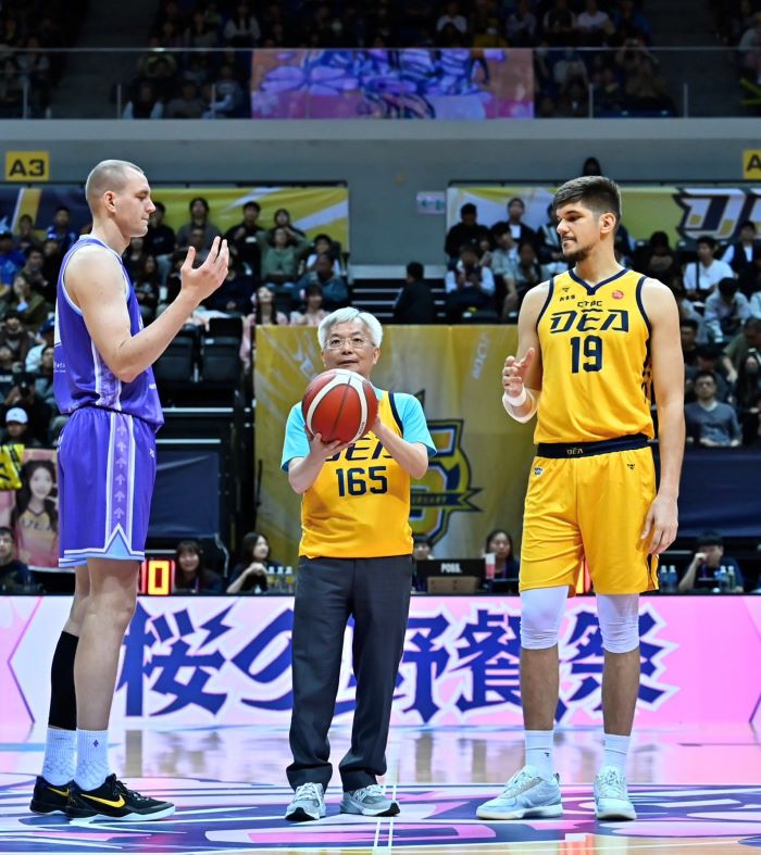 《圖說》警政署長張榮興為賽事開球。〈中信特攻籃球隊提供〉